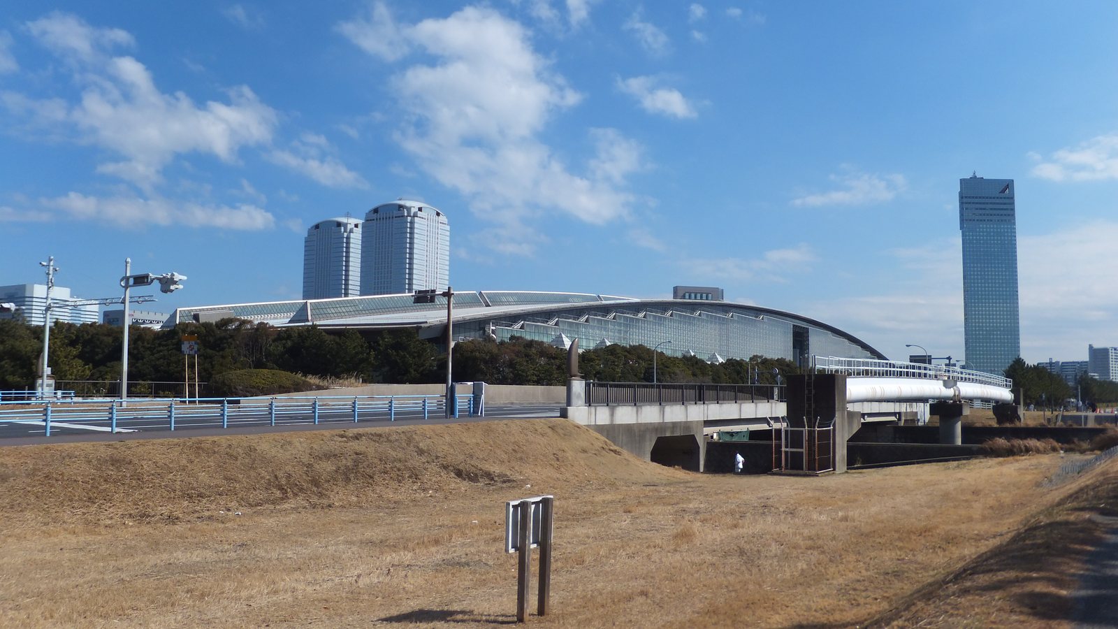 Makuhari Messe and the Makuhari New City skyline from Messe-Ohashi Bridge.