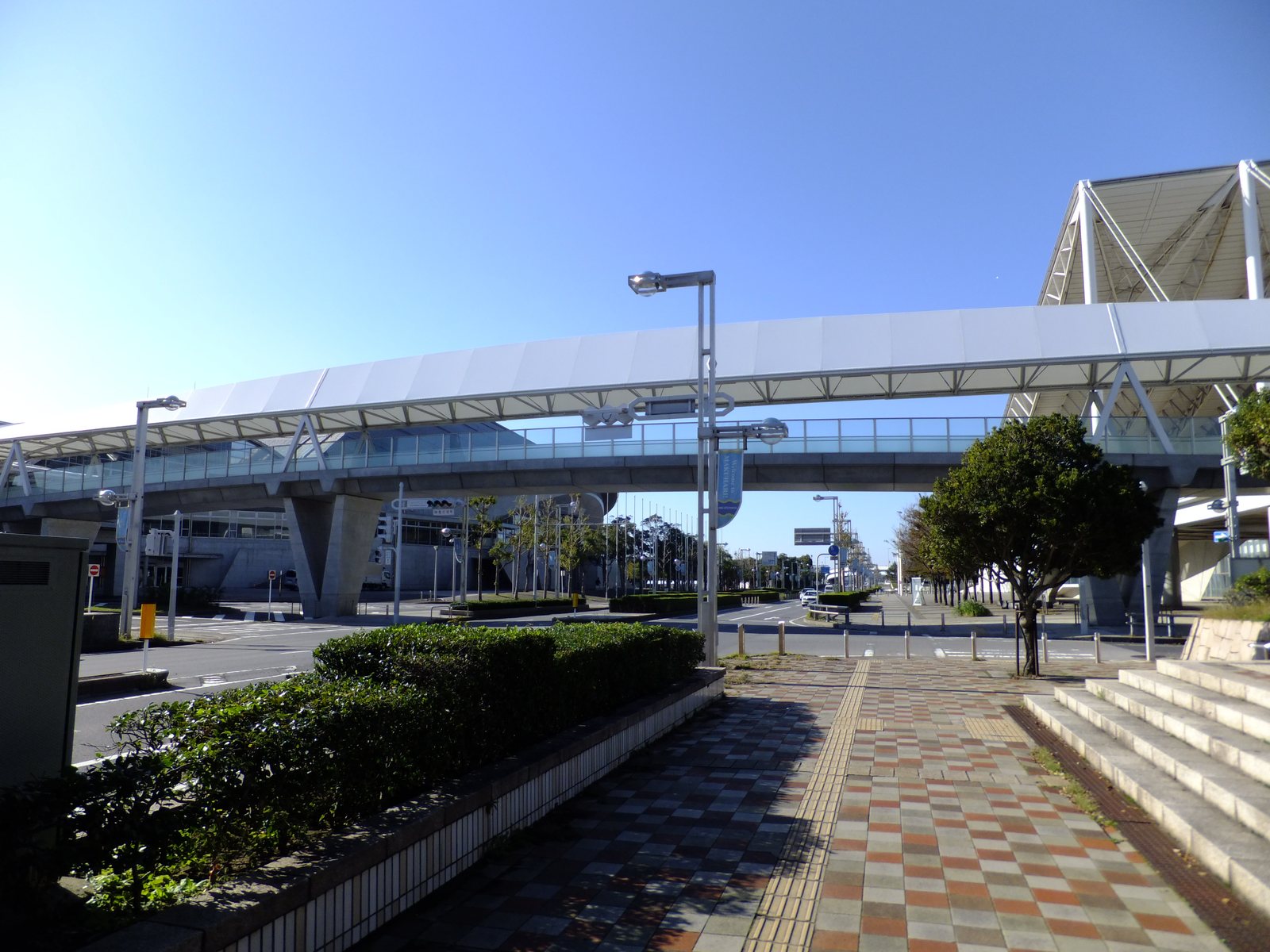 The pedestrian deck linking the north and south exhibition halls.