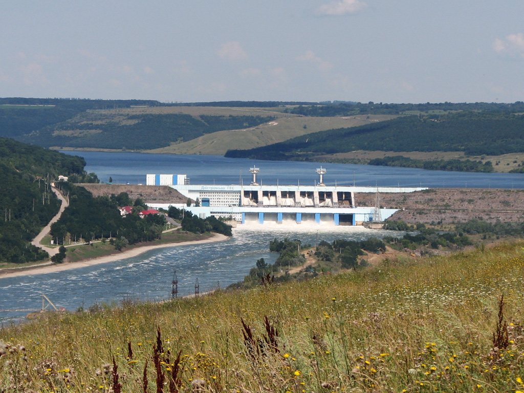 The Dniester hydropower complex at Novodnistrovsk. The pumped-storage plant draws on the buffer reservoir below this HPP-1 dam.