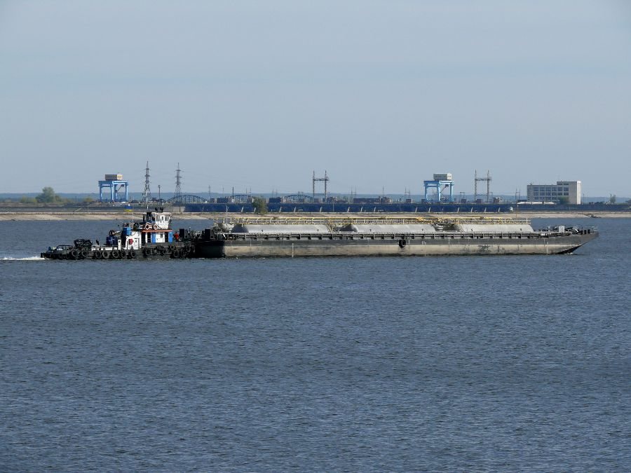 River traffic passing the Kaniv HPP powerhouse.